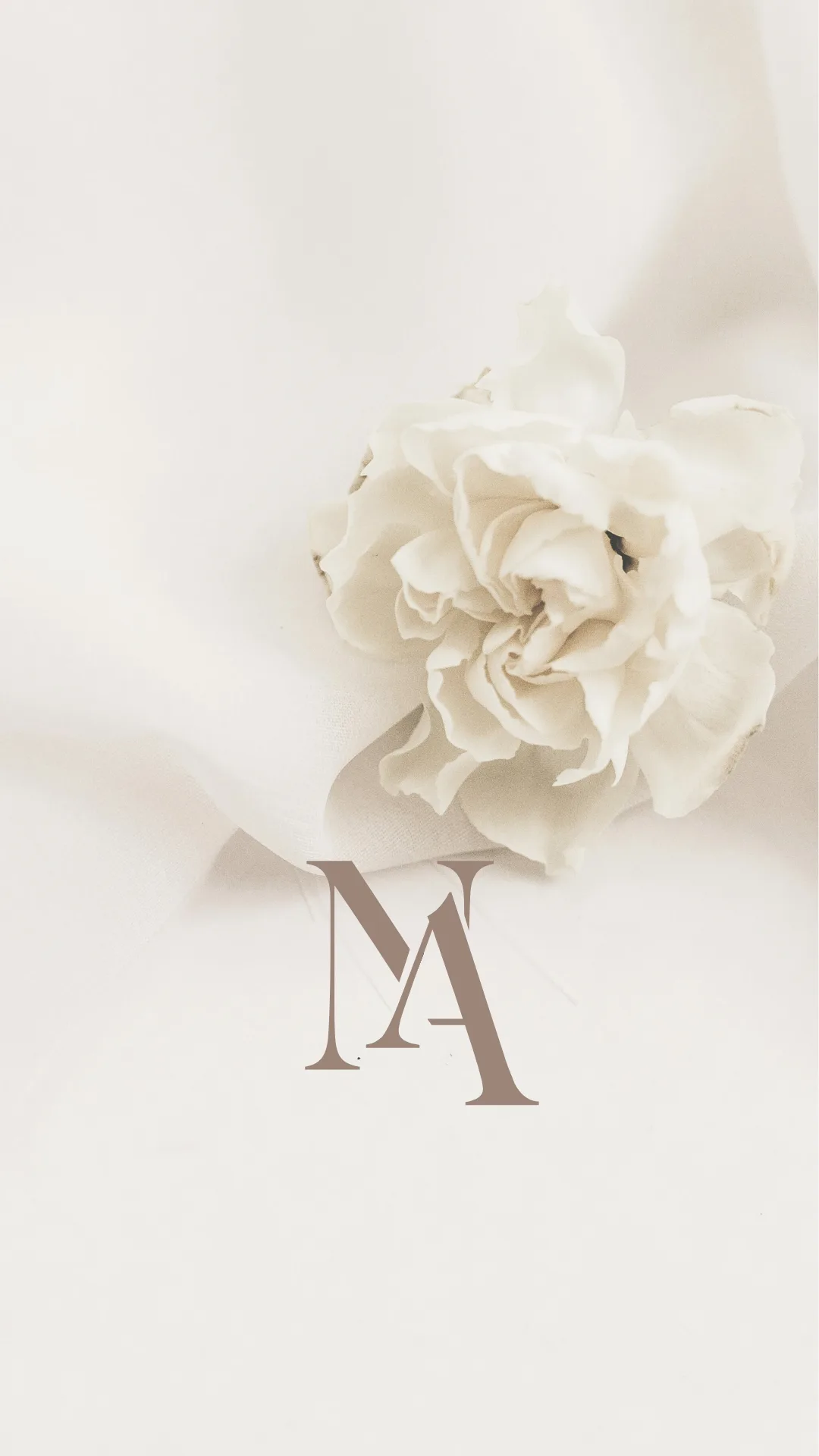 Monogram N & A onder een witte bloem, huwelijksconcept Noémie & Andreas